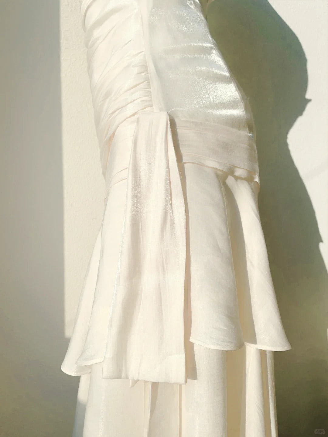 Robe de bal blanche simple et tendance en satin à bretelles spaghetti nv5423