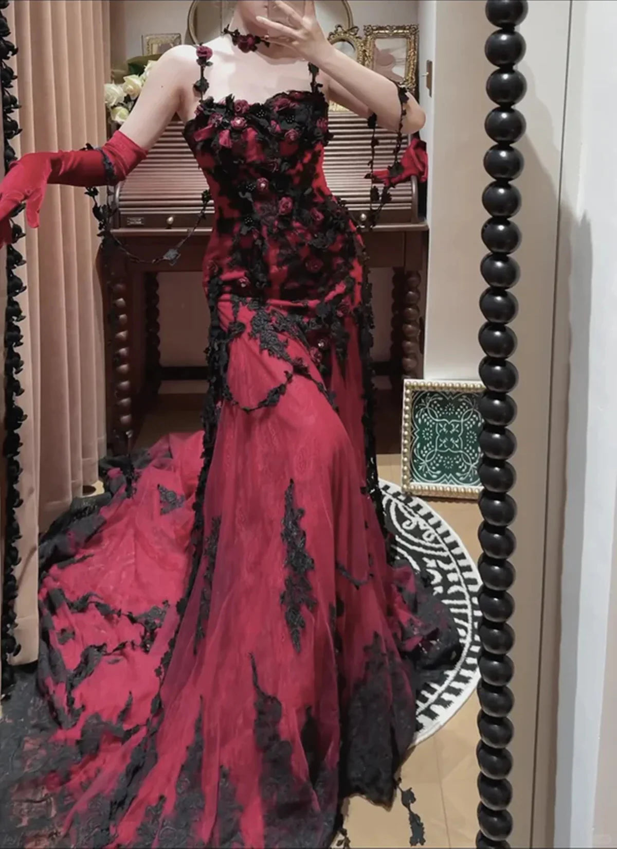 NiceVestidos – Ärmelloses, bodenlanges Gothic-Kleid mit 3D-Blumenmuster aus roter und schwarzer Spitze (NV6189)