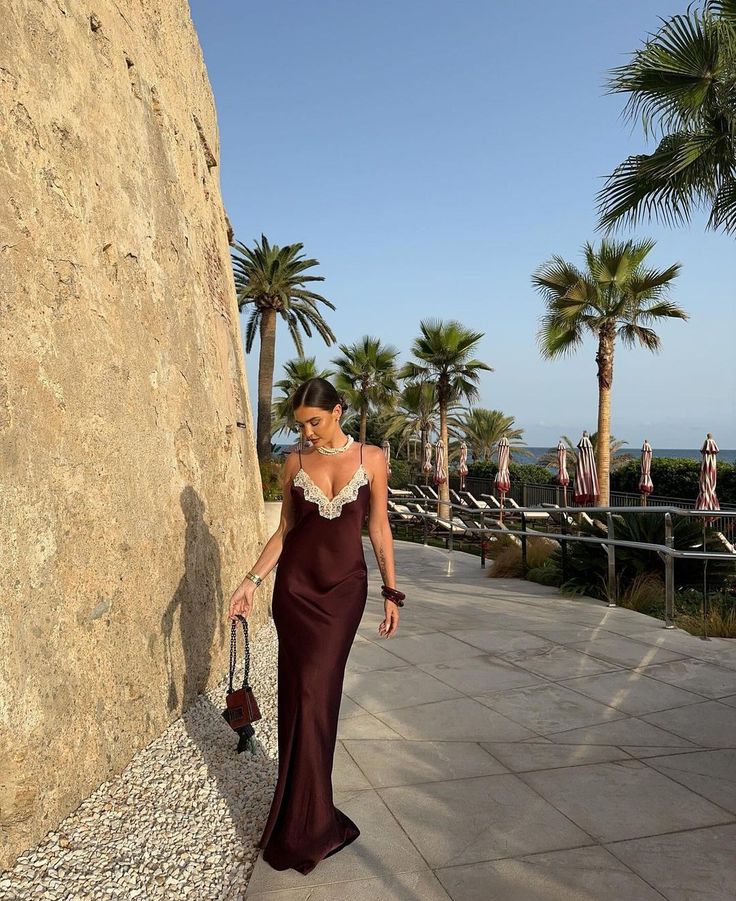 Robe de soirée longue en dentelle à bretelles spaghetti marron nv2999