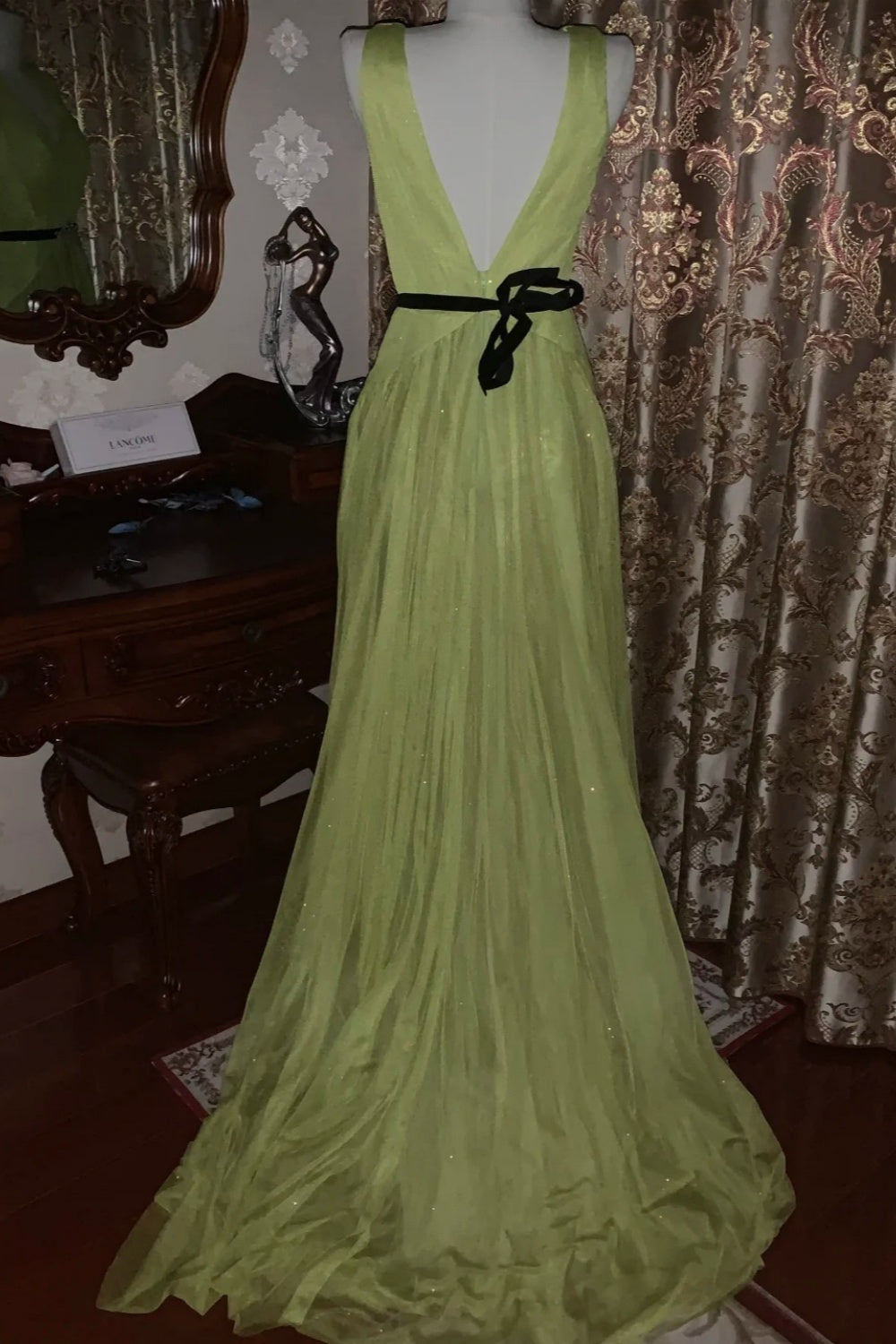 Modernes, luxuriöses, avocadogrünes, rückenfreies, ärmelloses Abendkleid mit tiefem V-Ausschnitt und Schleppe – ein atemberaubendes Kleid für Dinner und Cocktailpartys NV6367