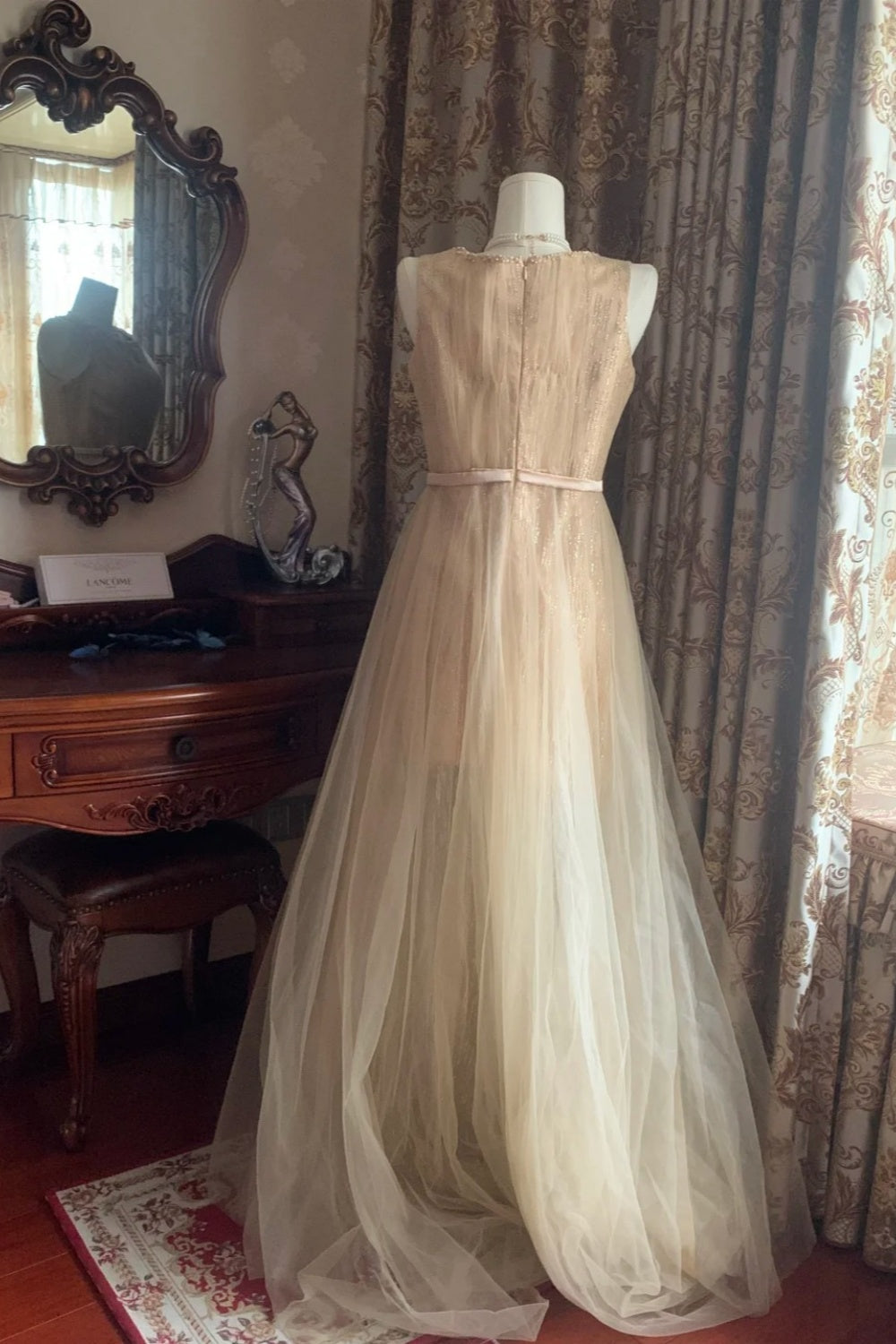 Robe de soirée rétro élégante en tulle champagne doré, sans manches, avec ceinture à nouer et traîne - Idéale pour un thé de l'après-midi ou des fiançailles NV6366