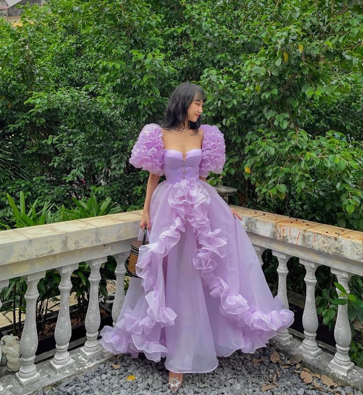 Lila Ballkleid Abendkleid aus Tüll mit herzförmigem Ausschnitt, Puffärmeln und Rüschen, NV2887