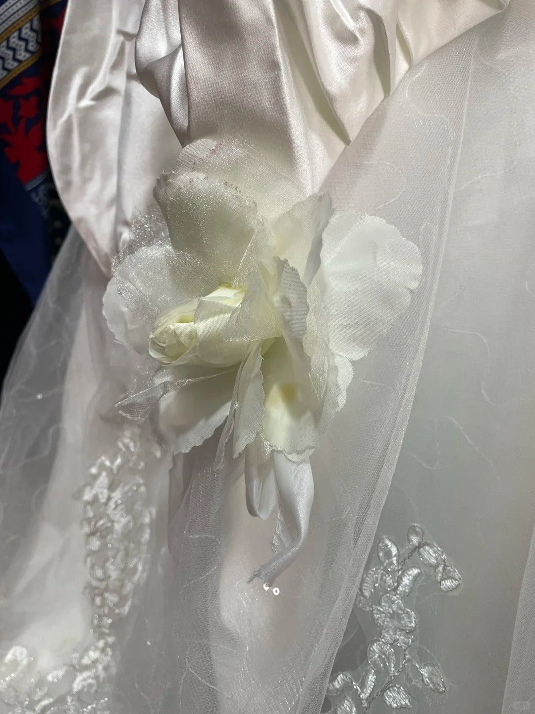 Elfenbeinweiß Wunderschöne Mode Elegante Blumen Exquisite Perlen Spitze Lange Satin Tüll Ballkleid Abendkleid Brautkleid nv4063