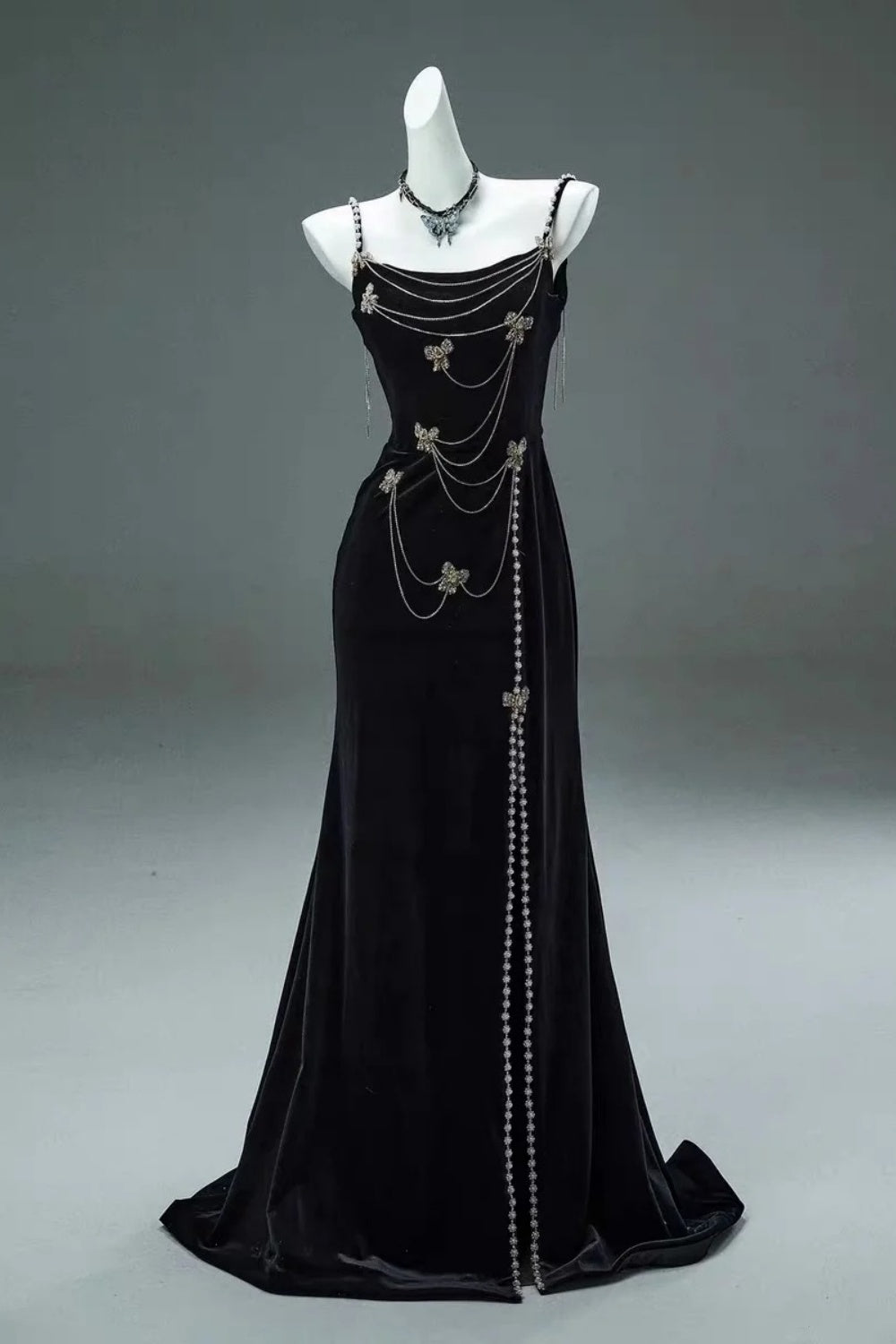 Schwarzes, elegantes, langes Abendkleid mit exquisitem Schmetterlingsdekor NV6619