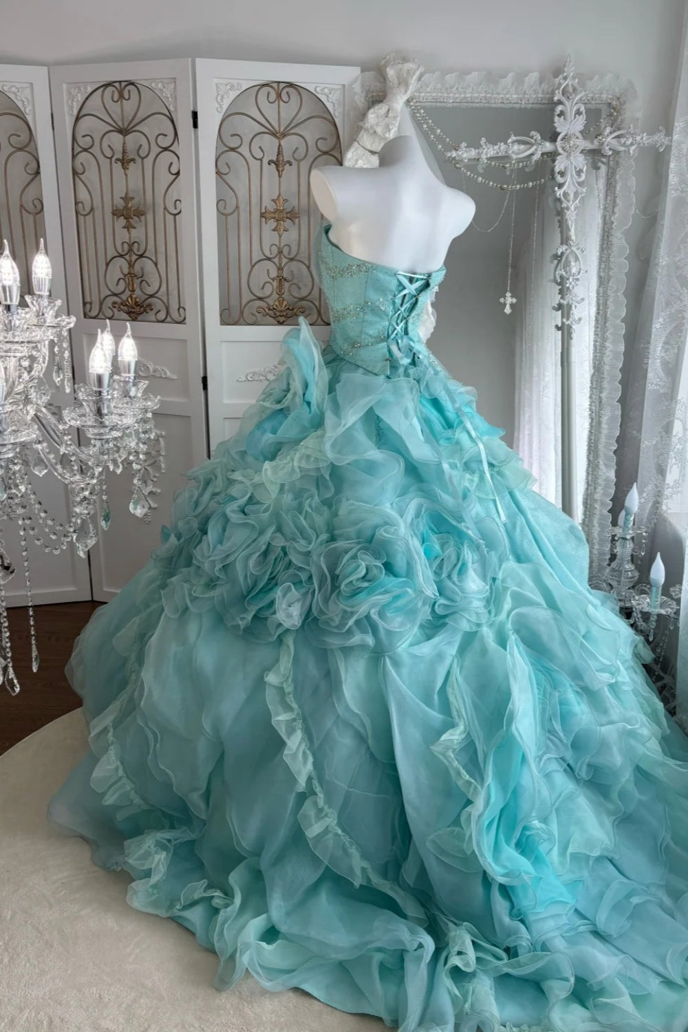 Mint Enchantment – trägerloses, perlenbesetztes 3D-Blumenballkleid mit gestufter Rüschenschleppe NV6845