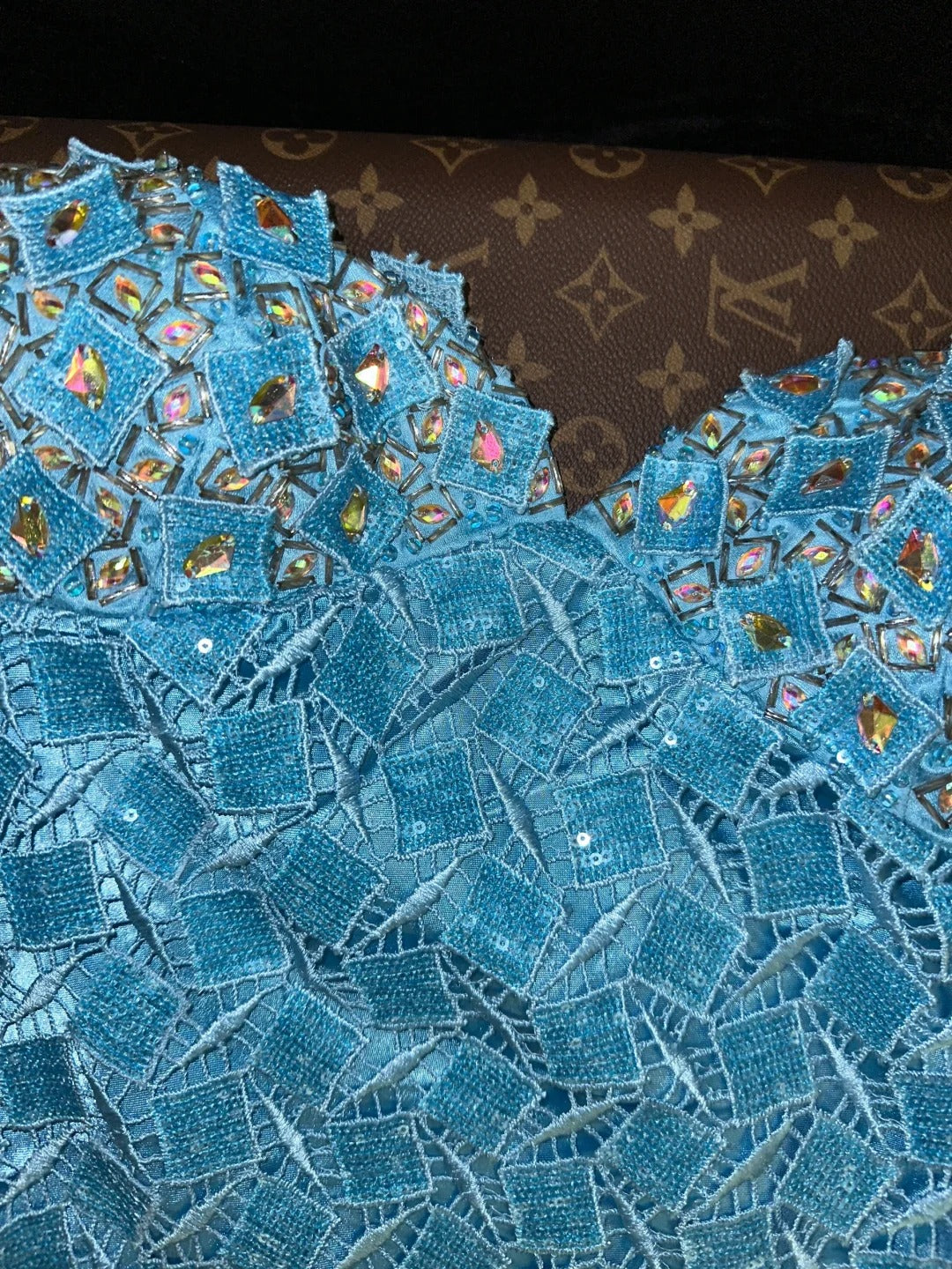Robe de soirée longue en tulle bleu scintillant et perles NV5250