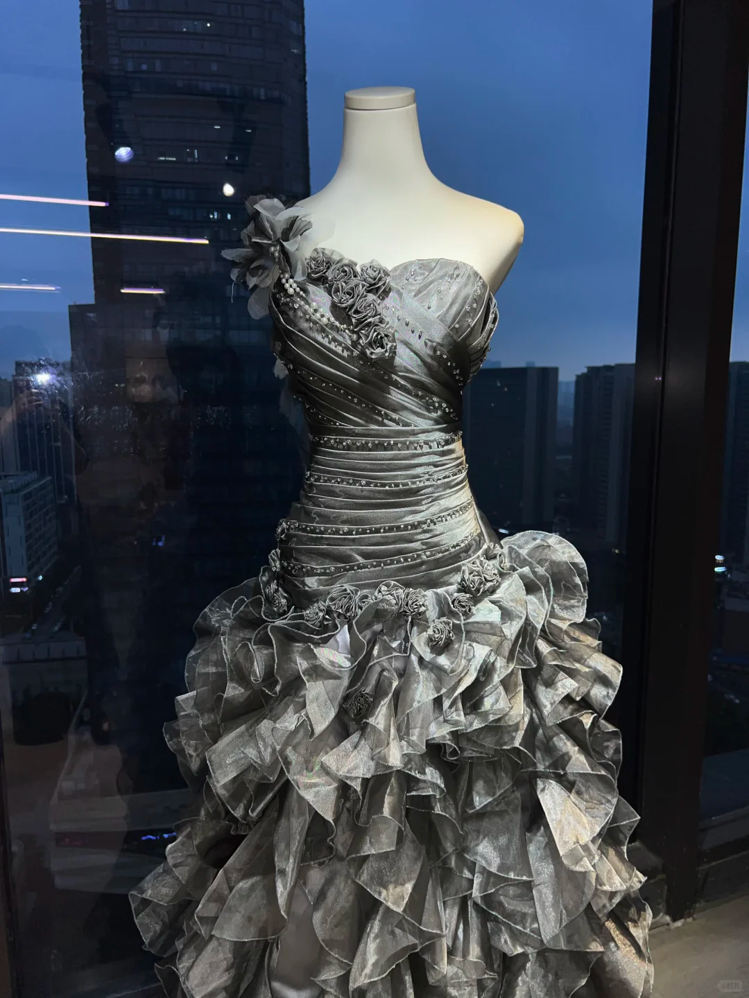 Strapless Dark Grey Mermaid Gown Sweetheart Ruched Hand Beaded 3D Flower Tiered Ruffle Organza Prom Dress NV7029