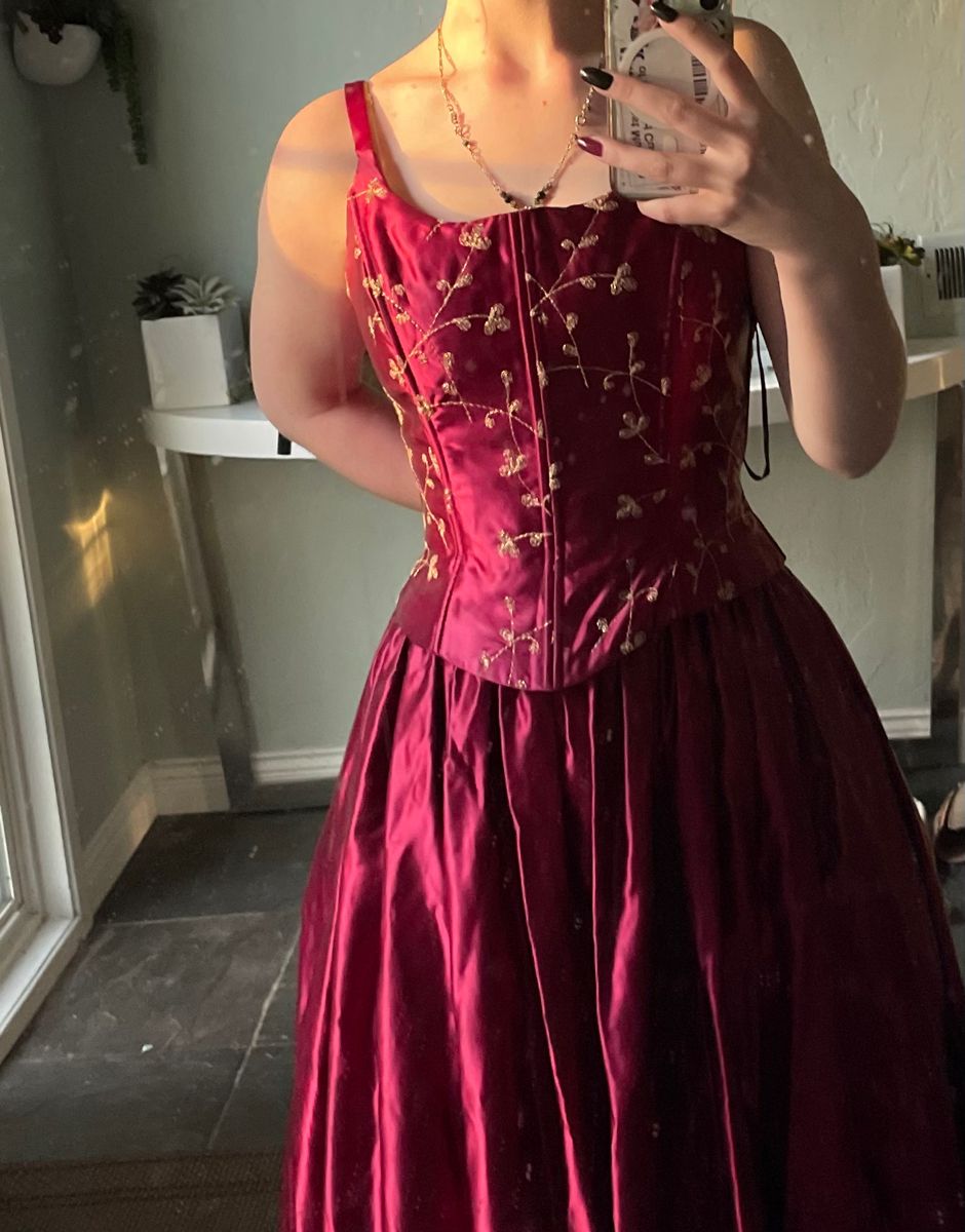 NiceVestidos – Ballkleid mit goldenem und rotem Korsett, NV5751
