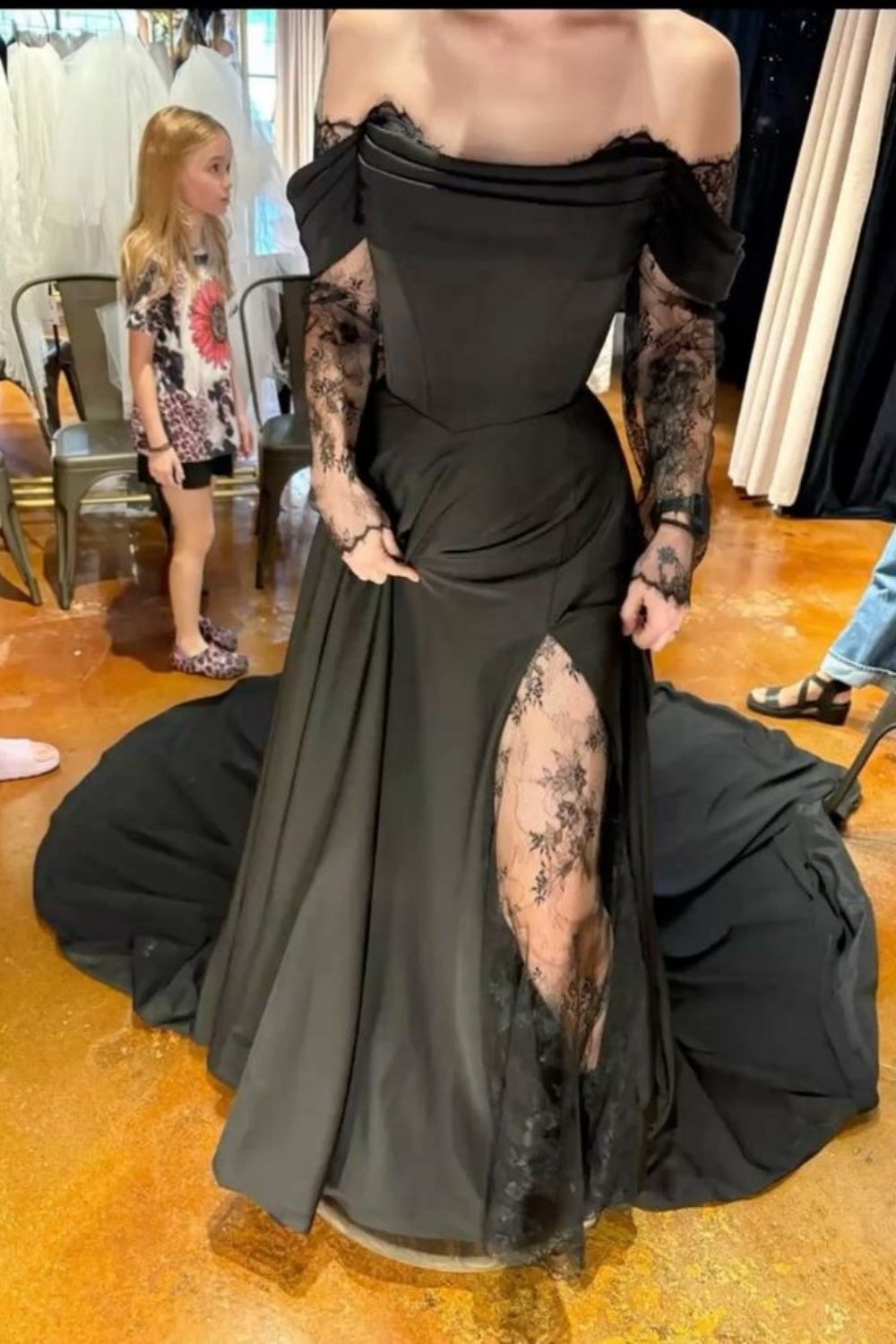 Robe longue noire élégante à épaules dénudées, style sombre | Robe maxi fendue en dentelle transparente pour gala rétro, soirée de luxe NV6279