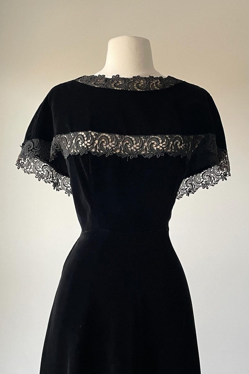 NiceVestidos--Dignified Mother Style Black Velvet Lace - Trimmed Short Sleeve Mid-Length Mother of Bride Dress NV5809