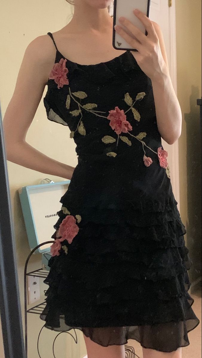 NiceVestidos - Robe de soirée courte en mousseline de soie à fleurs noires et roses NV5723
