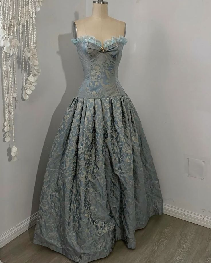 Grau-blaues, trägerloses Ballkleid aus Brokat NV6241