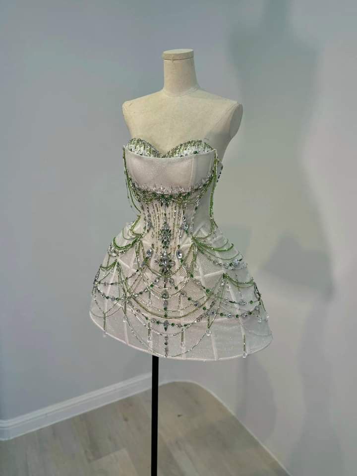 Robe de soirée courte en satin blanc et vert à perles nv4857