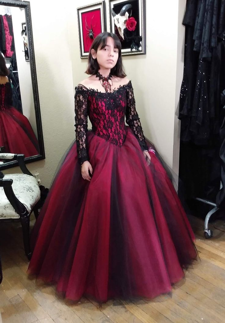 Wunderschönes rotes Vintage-Abendkleid aus exquisiter Spitze und langem Tüll, NV3373