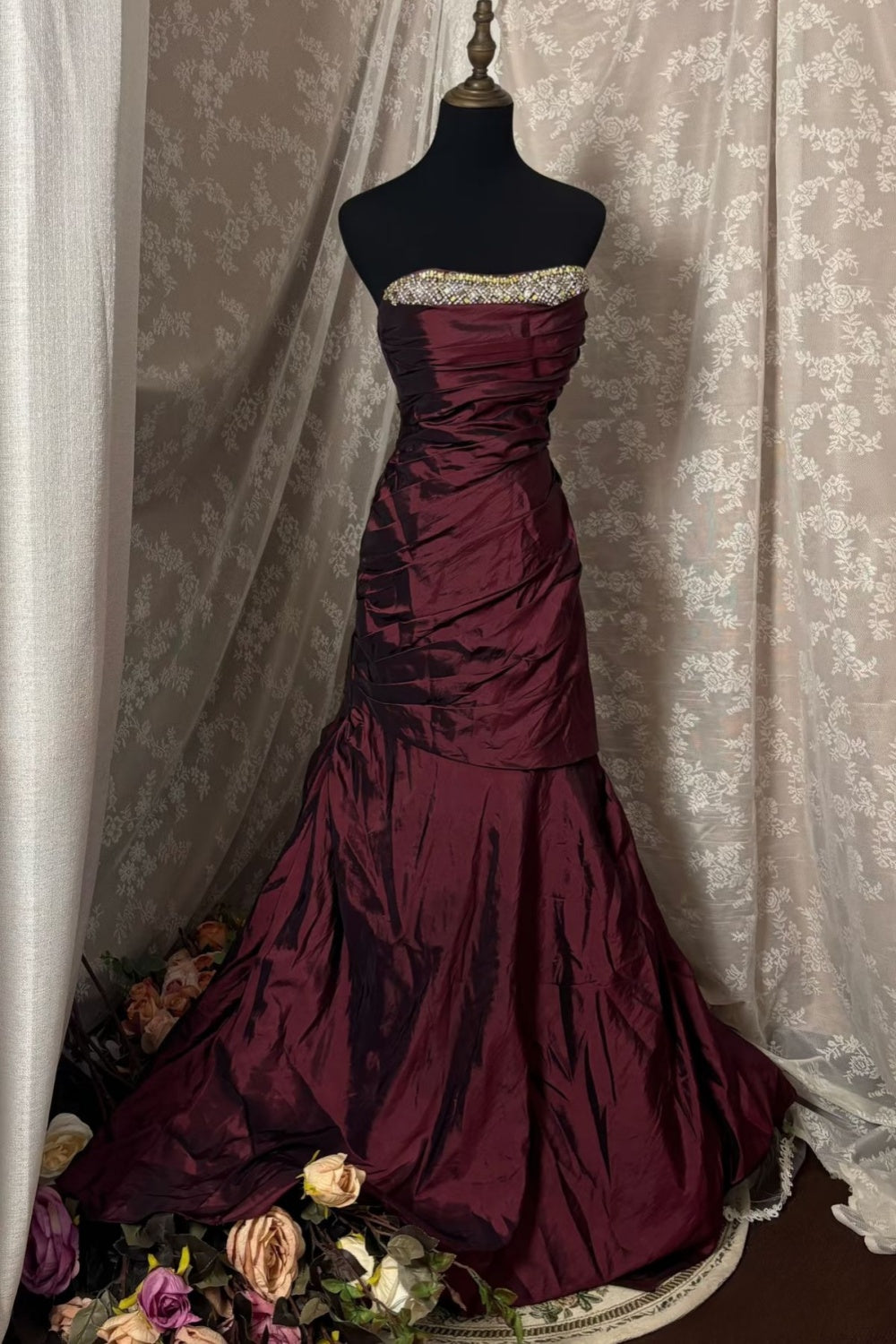 Robe sirène en satin bordeaux avec traîne | Robe de soirée élégante vintage sans bretelles et ornée de perles NV6317