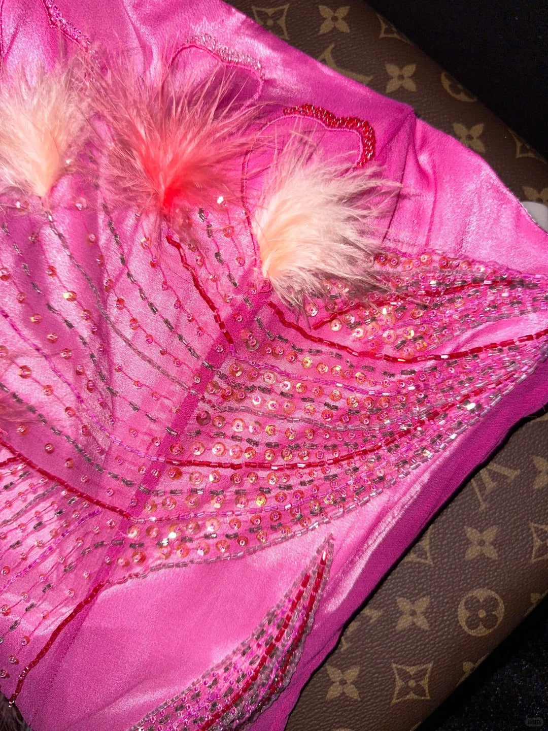 Robe de soirée longue en satin et tulle rose foncé avec perles et perles nv5253