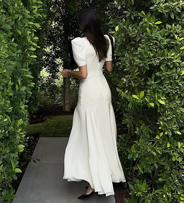 Robe de soirée longue blanche à col en V et nœud noir à manches courtes et coupe ajustée nv2047