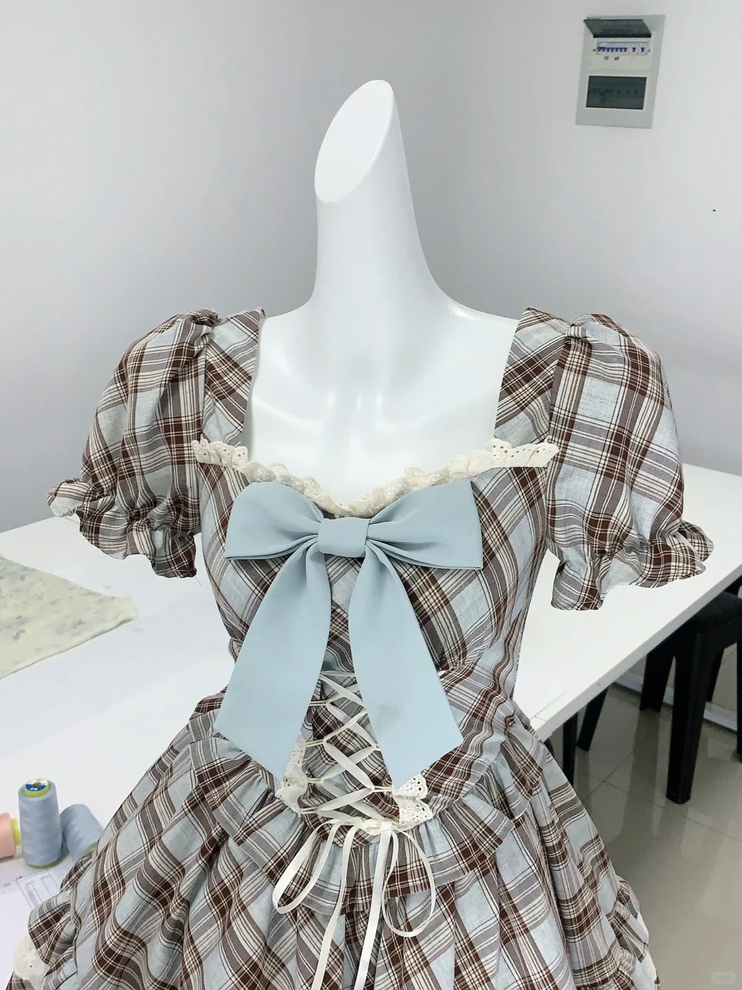 NiceVestidos – 💕Blaues Retro-Heimkehrkleid mit haselnussbraunem Latte-Karo-Spitzenkragen, Fliege, V-förmiger Spitzentaille und Raffhaltern. Amerikanisches Retro-Tutu-Rock-Karomuster, tausendjährig süß und elegant. NV5667