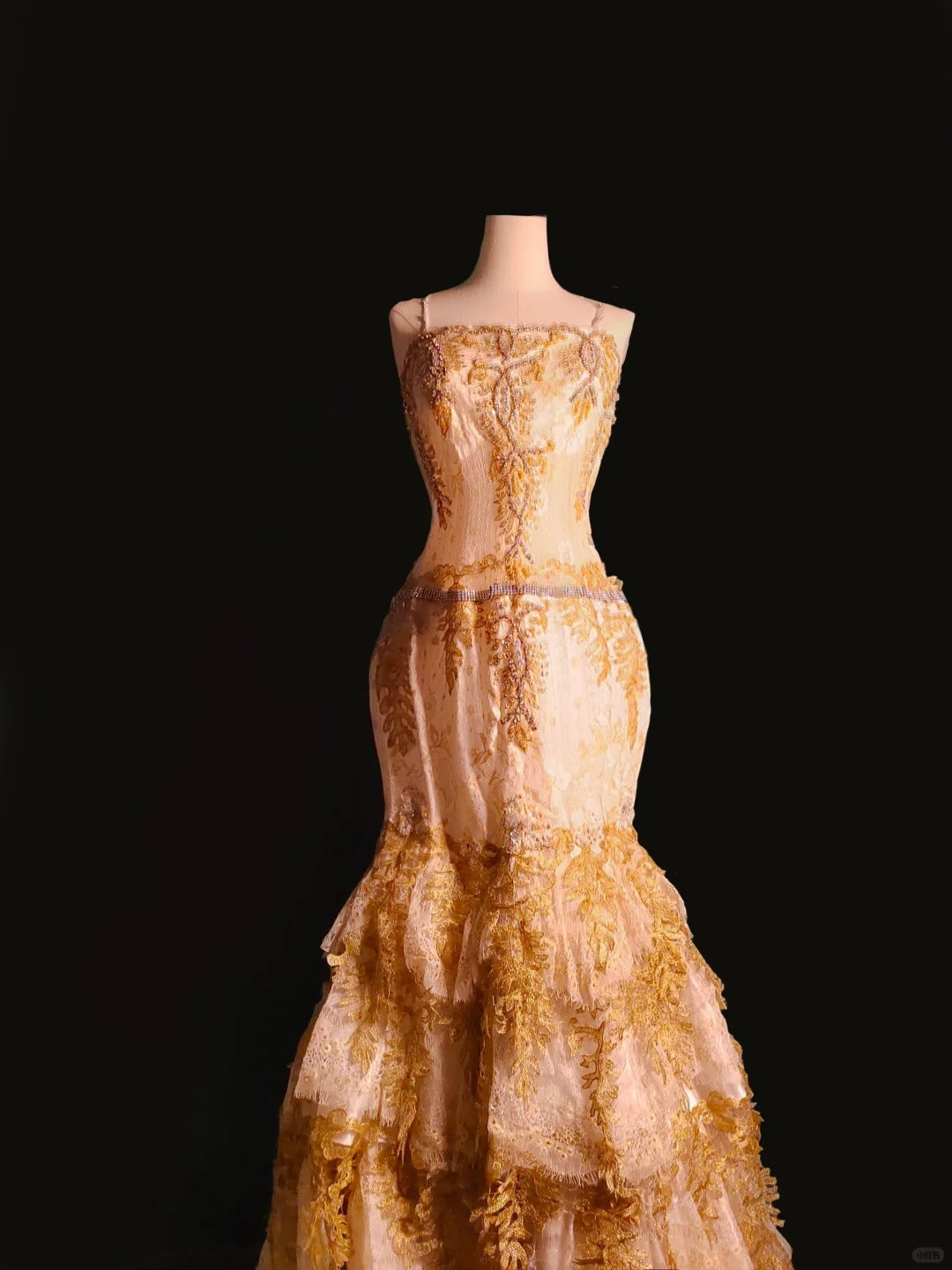 Golden Gorgeous Exquisite Lace Spaghetti Straps Long Tulle Floor Length Train Ball Dress Evening Dress Prom Dress nv3901