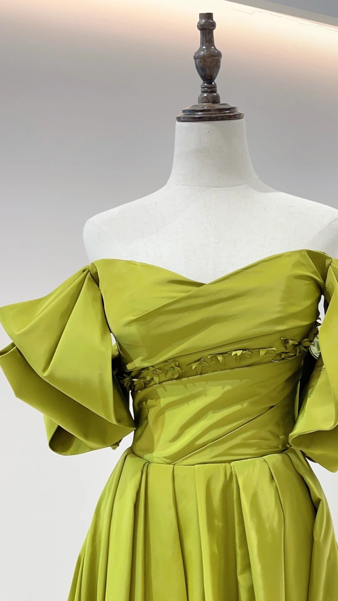 Retro-Ballkleid im Hepburn-Stil aus olivgrünem Satin mit schulterfreiem Design, Puffärmeln und Schleppe – Elegantes Kleid für Dinner und Hochzeitsgäste NV6360