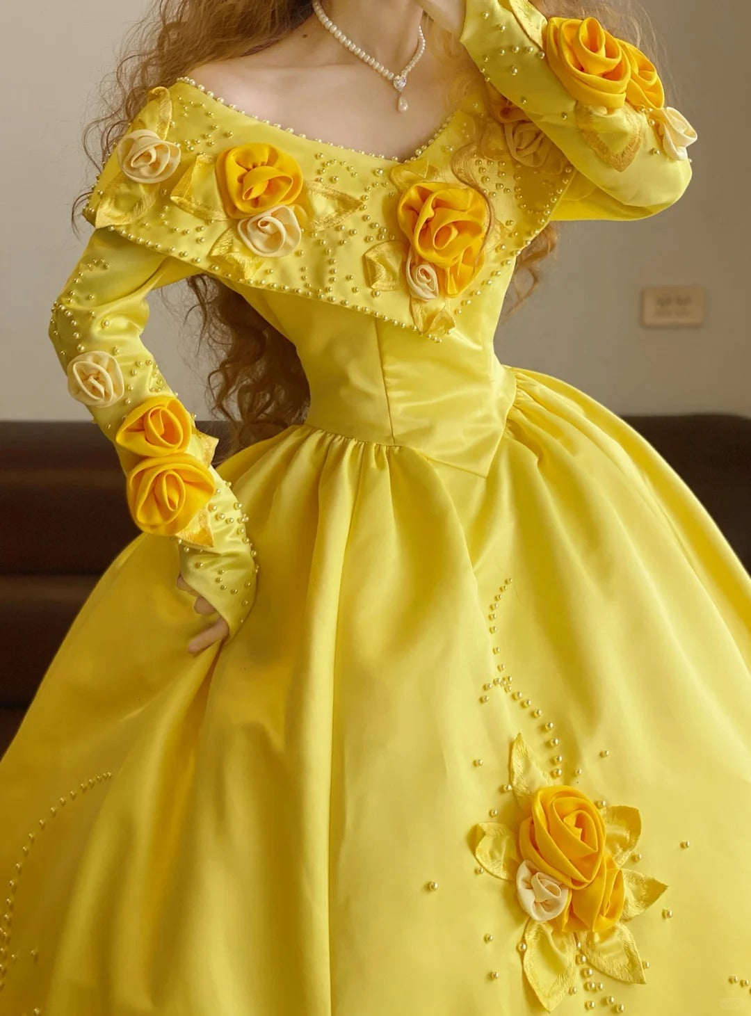 Robe de bal vintage en satin jaune à fleurs et perles nv5039
