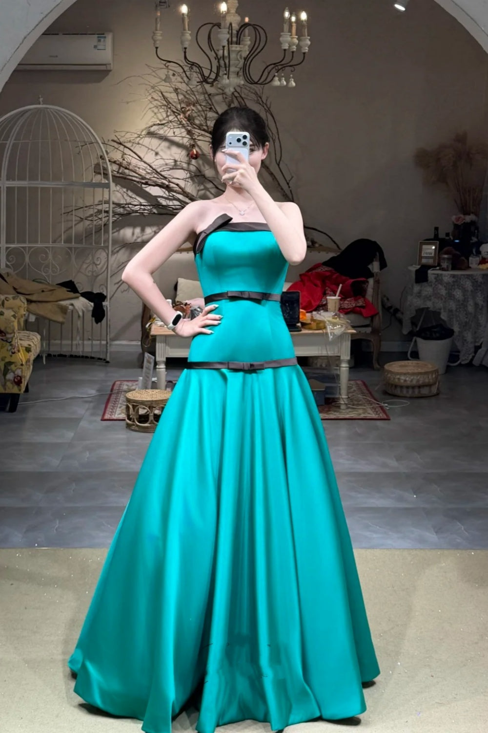 Modisches, trägerloses, ärmelloses Abendkleid in Kontrastfarben | Pfauenblaues Satin-Maxikleid mit schwarzem Besatz für Galas, Red Carpet, exklusive Partys, Business-Events und gesellschaftliche Anlässe NV6274