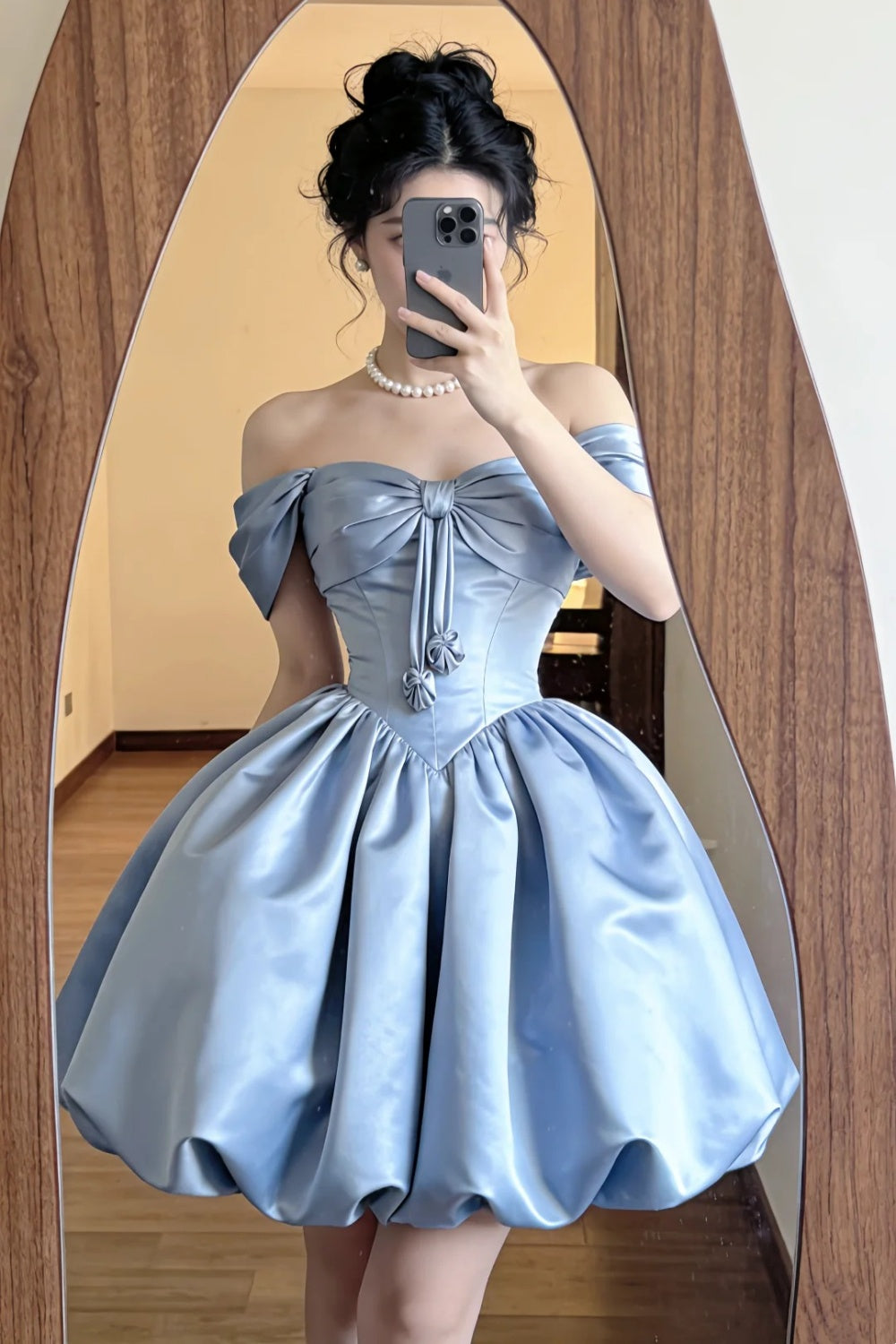 Hellblaues Satin-Mini-Abendkleid mit schulterfreiem Ausschnitt und Schleife NV6559