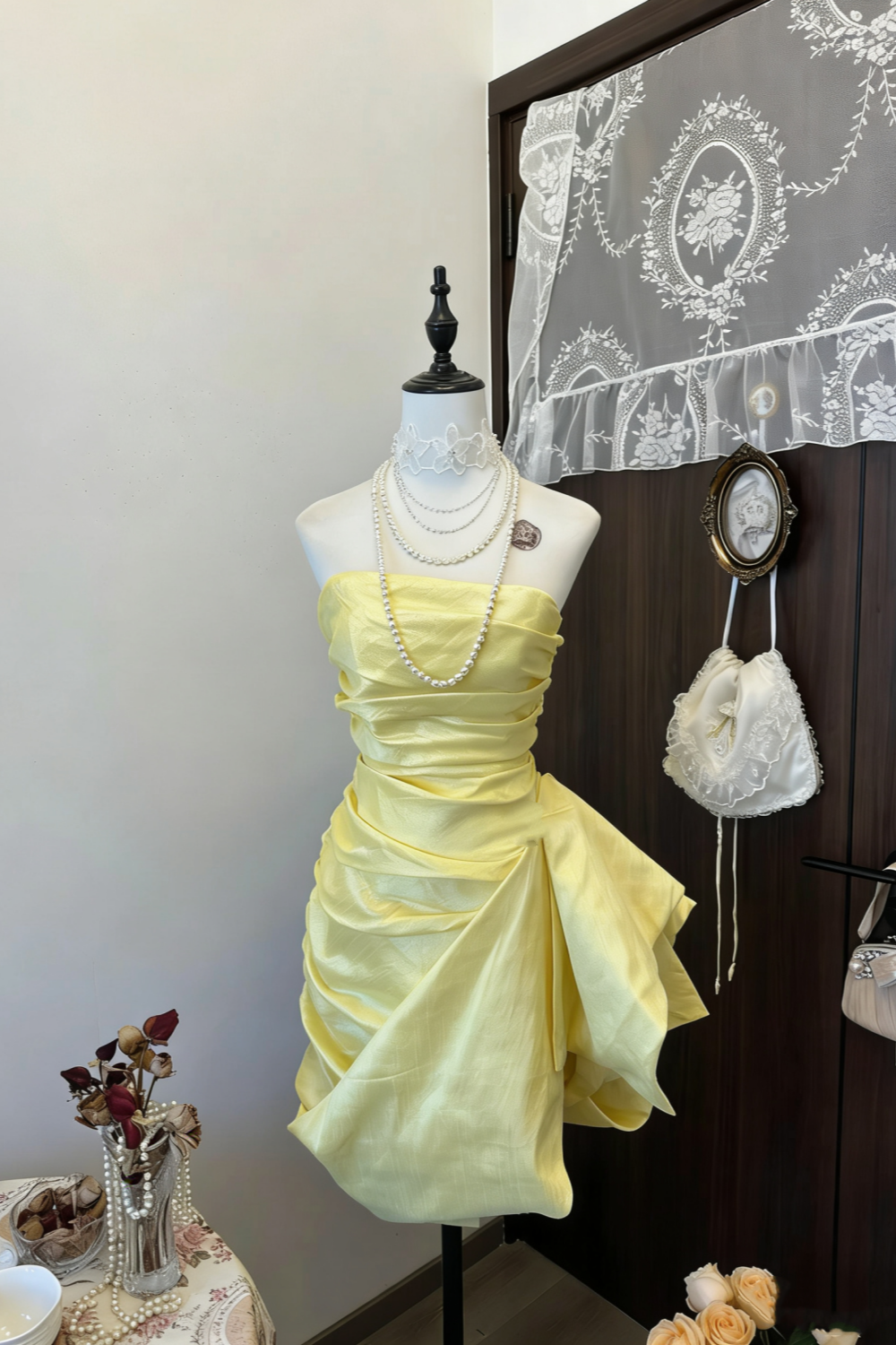 Robe mini bustier froncée en satin jaune style rétro français - Robe de luxe idéale pour un thé ou un rendez-vous galant NV6362