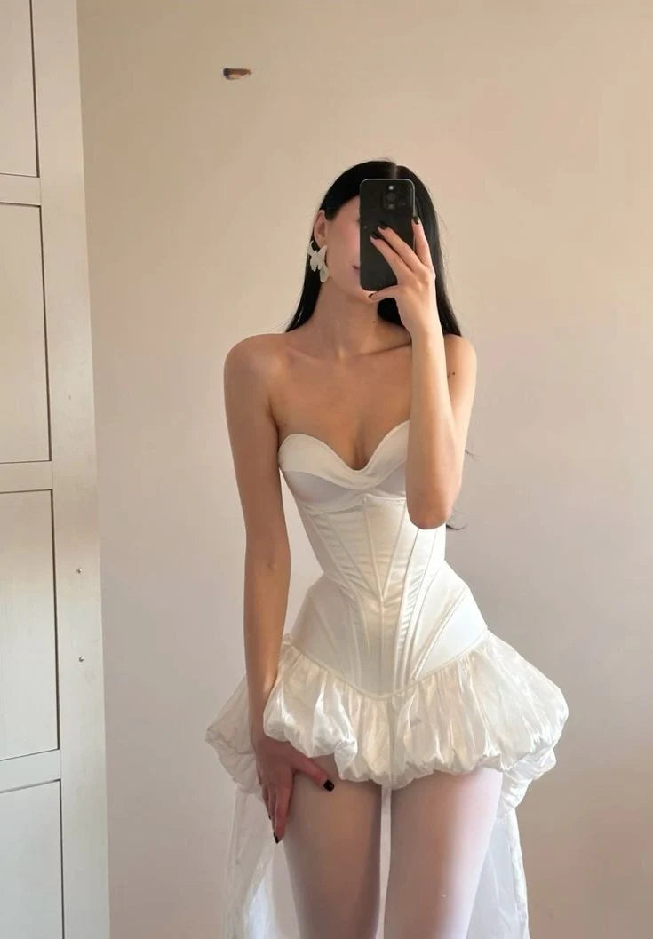 Weißes trägerloses Abend- und Ballkleid mit hohem und niedrigem Abschlussballkleid nv5063