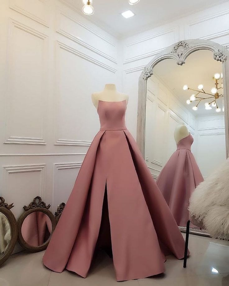 Rosa trägerloses, elegantes Ballkleid aus Satin mit langem Schlitz, nv3189