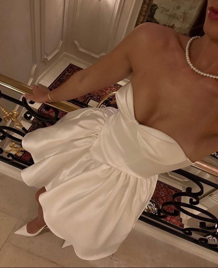 Weißes, modisches, kurzes Homecoming-Kleid mit Tube-Top und Partykleid nv3008