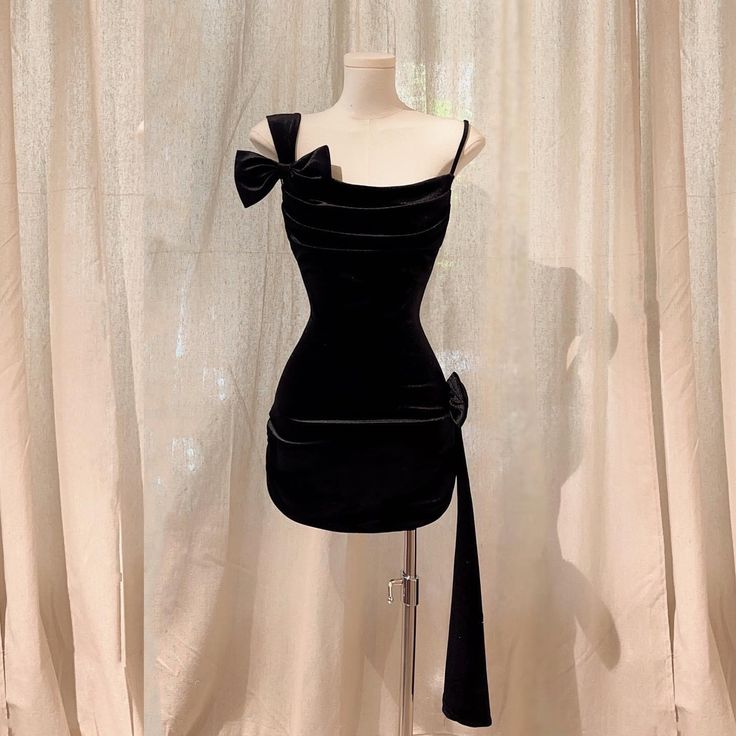 Robe de soirée courte en velours à bretelles spaghetti noire nv3205