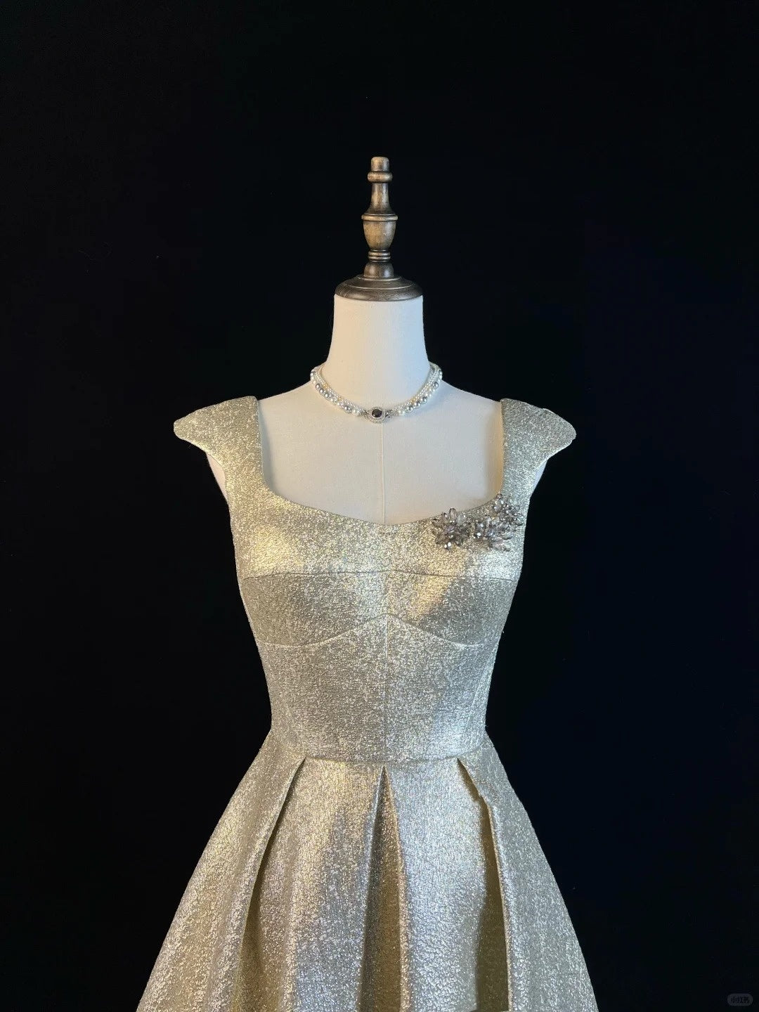 Niedlicher, glänzender Jacquardstoff aus gold- und silberfarbener Seide, U-Ausschnitt, kleine fliegende Ärmel, Kristalldiamant, silbergraue Blume, kurzer Rock, Heimkehrkleid, Geburtstagskleid, NV4497