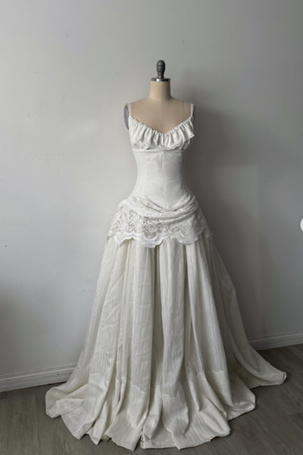 Weißes, trägerloses Abendkleid mit gerafftem Spitzeneinsatz und hoher Taille NV6253