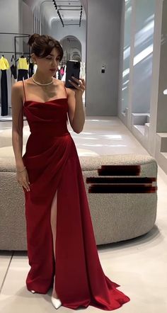 Wunderschönes burgunderrotes Abendkleid im Meerjungfrau-Stil mit Spaghettiträgern und langem Schlitz, nv2782
