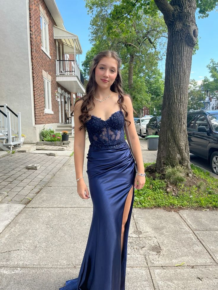 Elegantes langes Ballkleid aus Satin mit blauer Spitze, NV2978