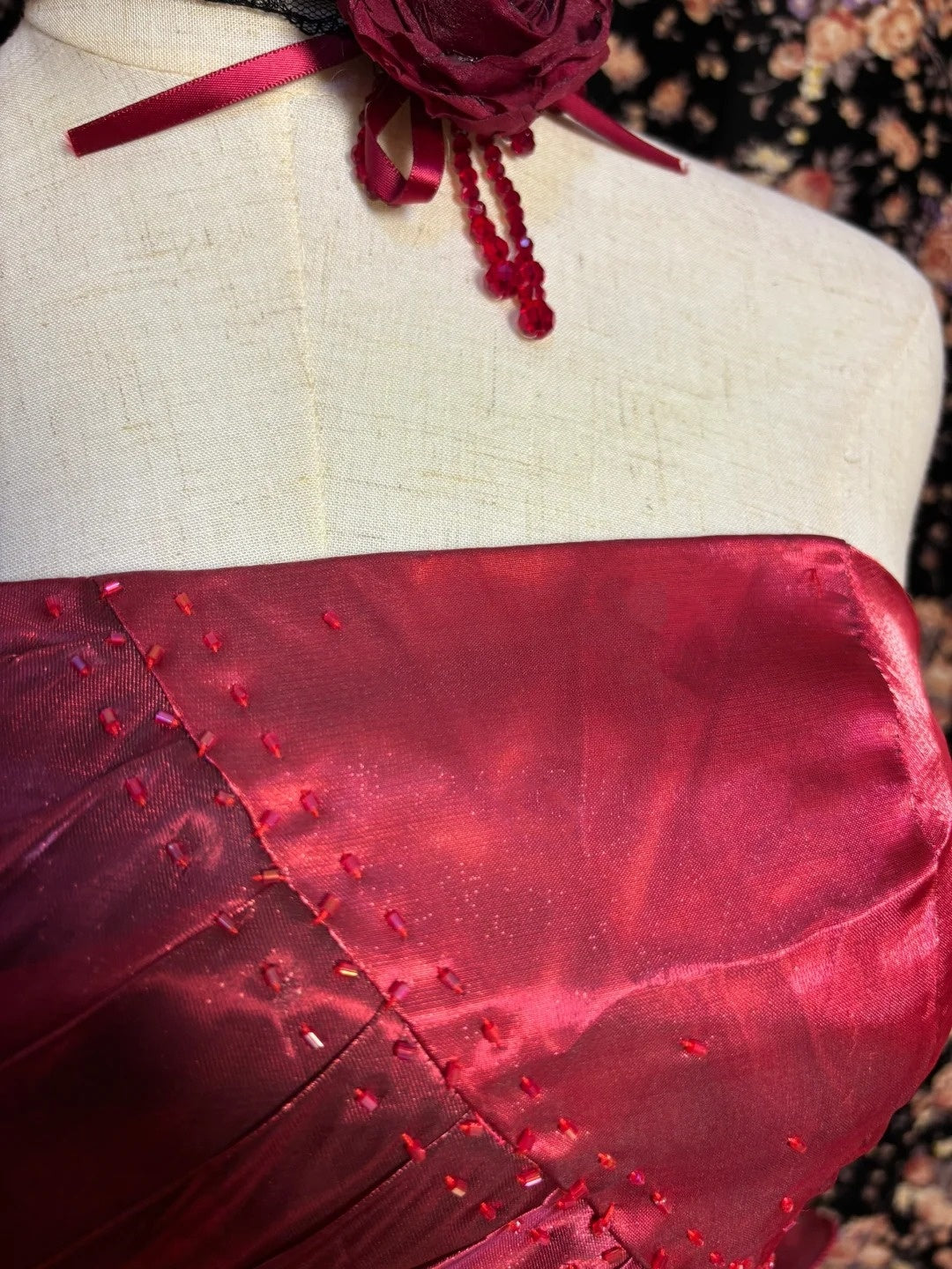 Wunderschönes, funkelndes, zartes, langes, bodenlanges Ballkleid-Abendkleid in Rot mit Blumenapplikationen aus Tüll nv4017