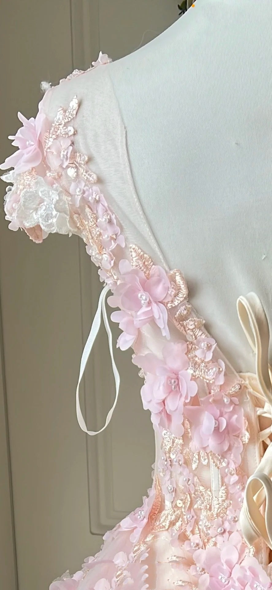 NiceVestidos – Sweet Bride Style: Zartrosa, mit Spitze und Blumenmuster verziertes, kurze Ärmel, bodenlanges Brautkleid NV5813