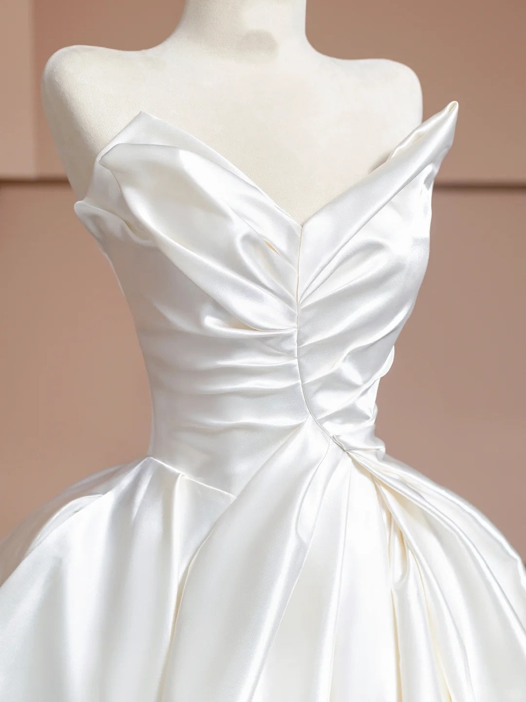 Stilvolles, elegantes und schlichtes langes weißes Satin-Brautkleid, Ballkleid und Abendkleid. nv5078