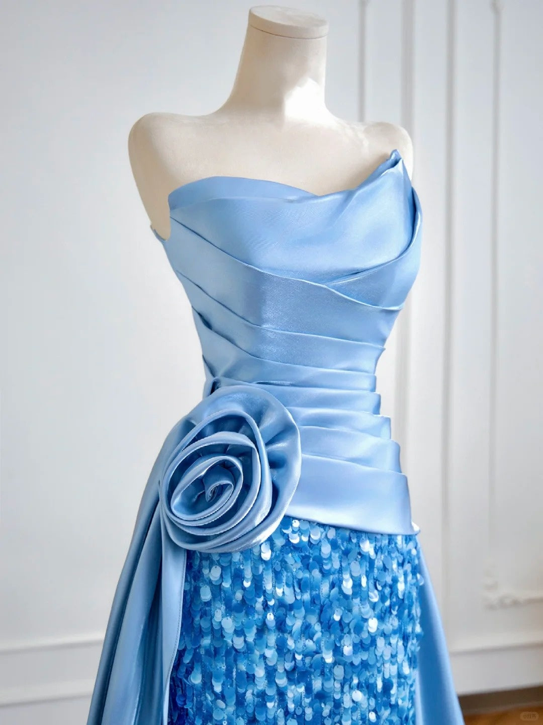 Blaues, glänzendes, langes, bodenlanges Satin-Ballkleid mit Pailletten, Abendkleid, Abschlusskleid, NV5104