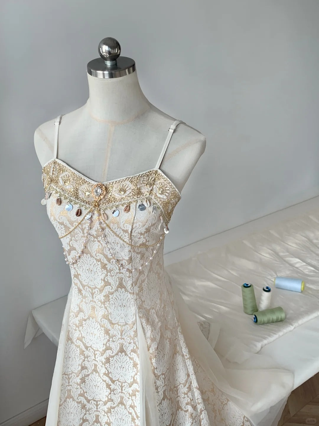 Champagner Retro Streamer schönes Palast-Stil Geburtstagskleid Locke Perlenbrosche Spaghettiträger langes Chiffon Ballkleid Abendkleid Partykleid nv4114