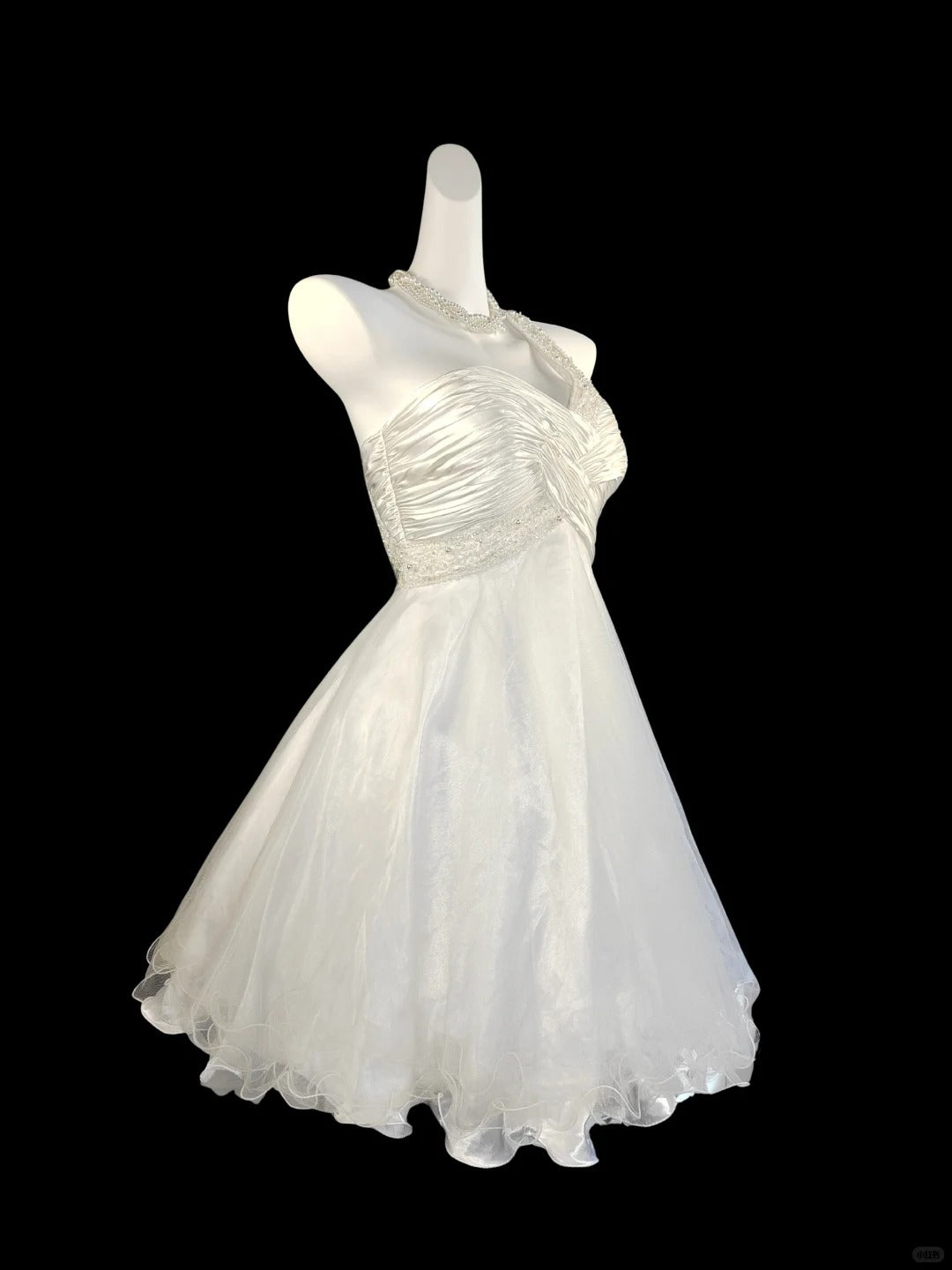 Weißes, stilvolles, plissiertes, kurzes Chiffon-Heimkehrkleid mit Perlenbesatz für Geburtstage, NV5222