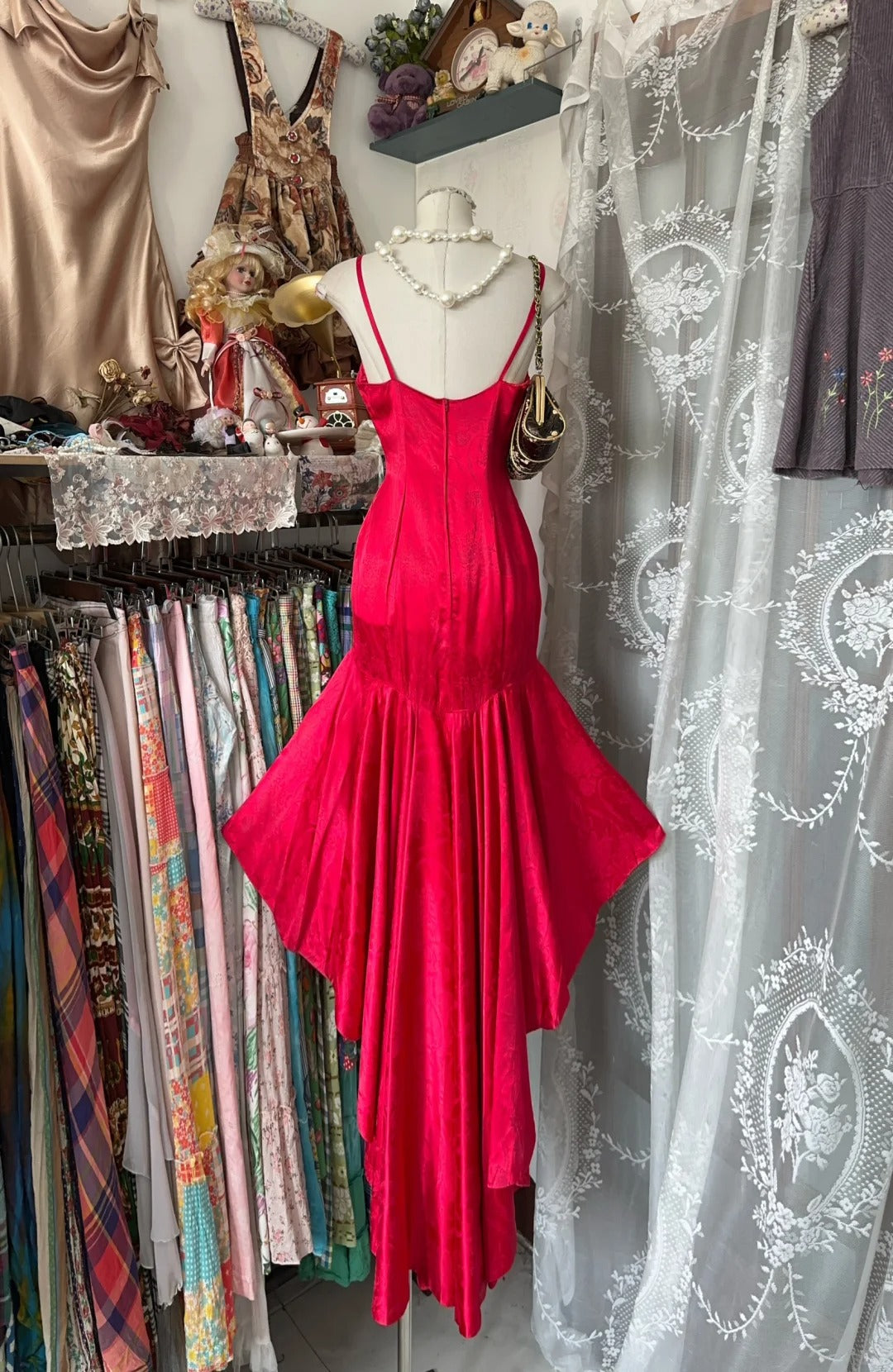 Rotes Vintage elegantes langes Satin-Ballkleid Abendkleid Homecoming-Kleid Geburtstagspartykleid nv4629