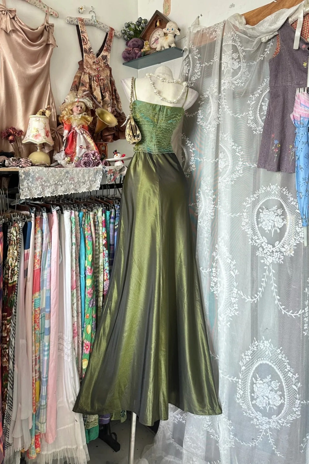 Grünes, elegantes, langes Satin-Abendkleid im Retro-Stil NV6739
