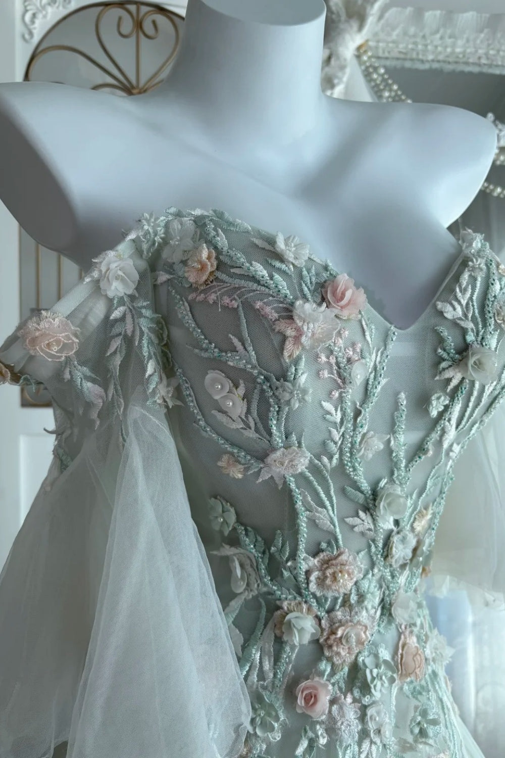 Robe de soirée longue en mousseline de soie à motif floral délicat et féerique NV6604