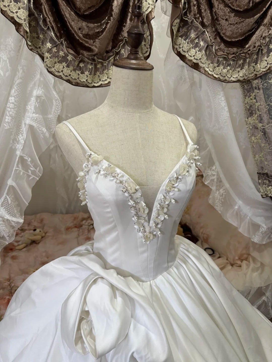 Vintage Princess Style Ivory 3D Floral Appliqué Spaghetti Straps Deep V-neck Open Back Satin Ball Gown Wedding Dress with Train NV6867