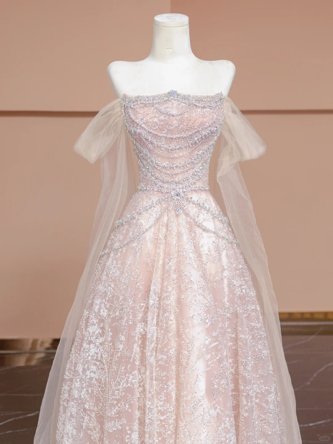 Une robe de bal luxueuse, douce et féerique, longue, en tulle et perlée, de couleur rose fleur de cerisier. nv5075