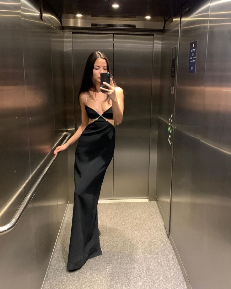 Robe de soirée en satin à bretelles spaghetti longue et sexy noire élégante robe de fête d'anniversaire nv3110