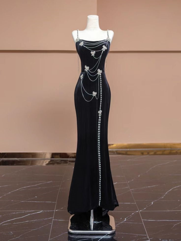 Schwarzes langes Ballkleid-Abendkleid mit Spaghettiträgern und Schmetterlingskette, NV2950