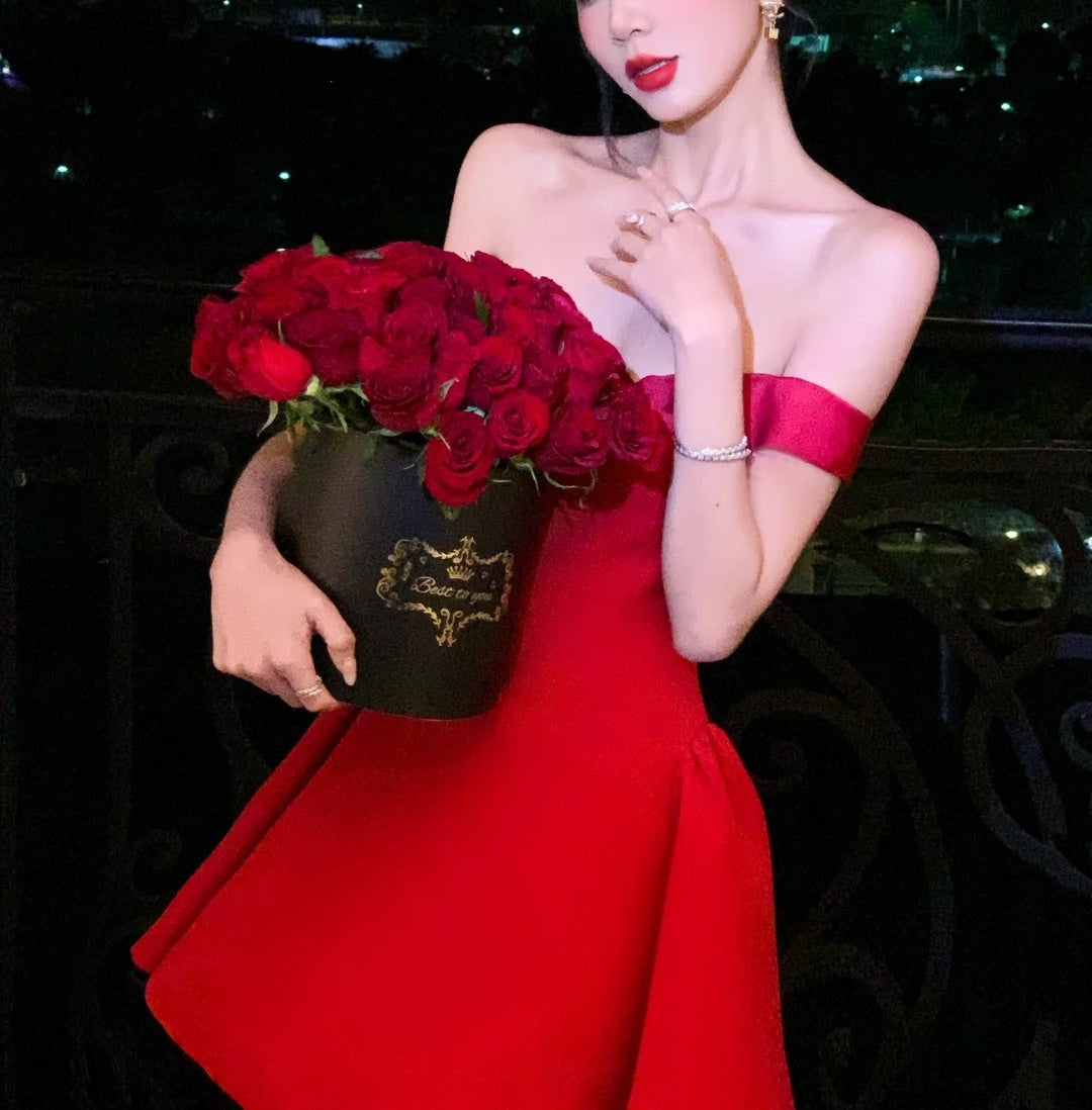 Robe courte rouge vif à épaules dénudées : taille en satin, jupe bouffante, robe de soirée idéale pour un banquet NV6408